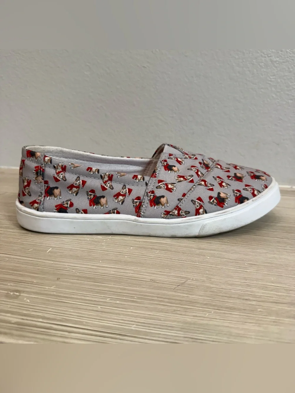Isaac Mizrahi Corgi Dog Christmas Shoe Women's 8 slip-on sneakers